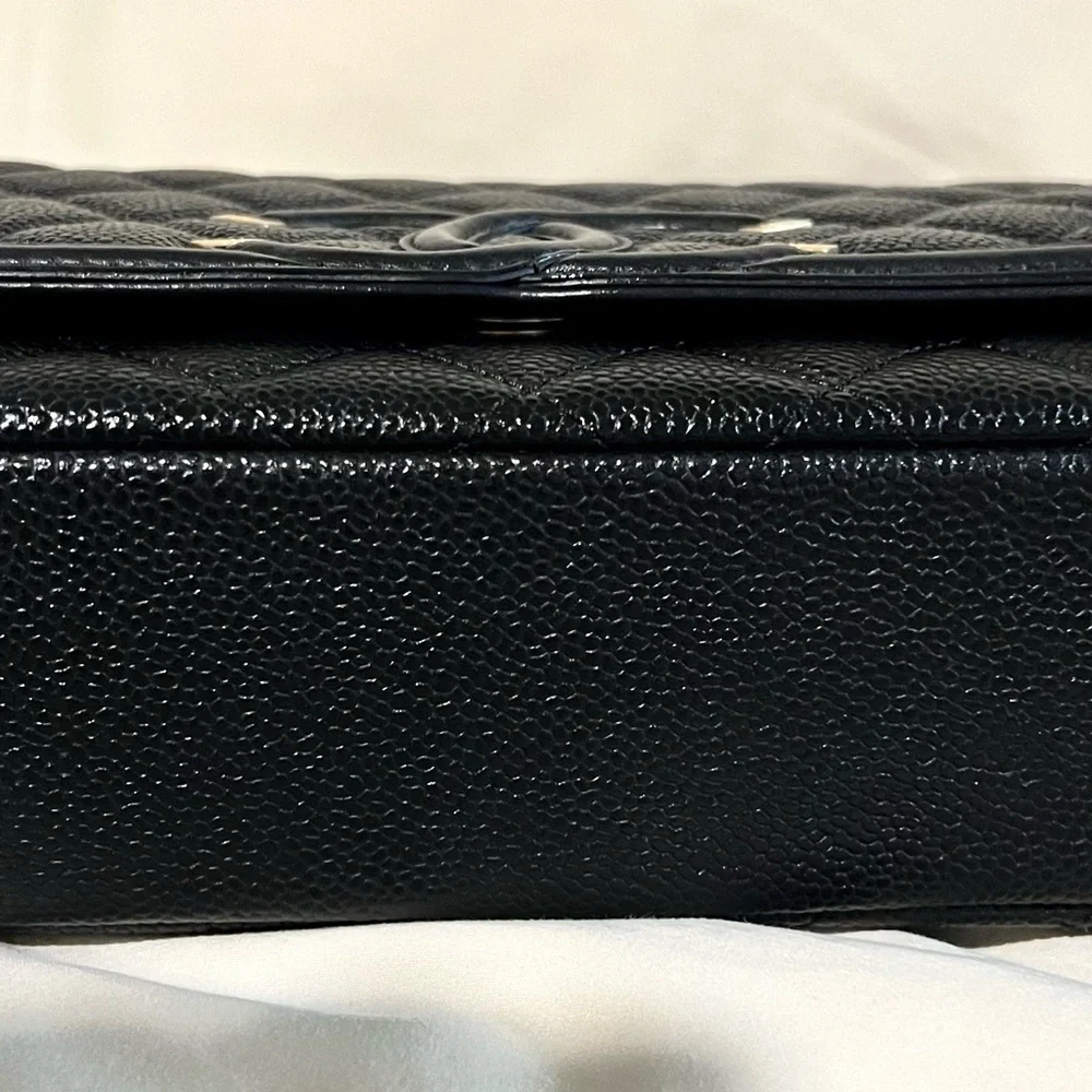 *SOLD* CHANEL Caviar Quilted Medium CC
Filigree Flap Black - Picture 4 of 16